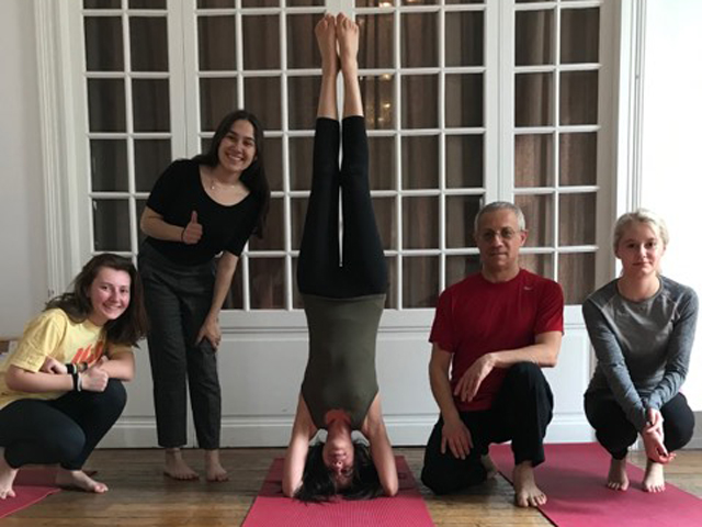 ヨガレッスンの様子